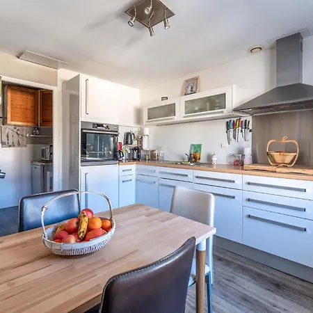 2 Bedroom Awesome In Dom wakacyjny Mérignac