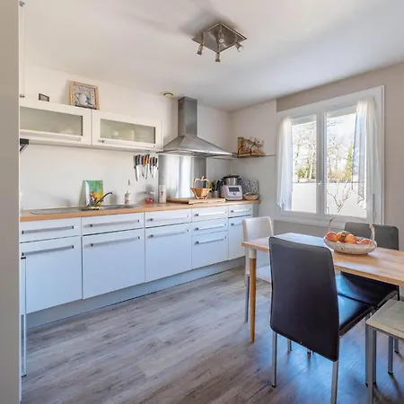 2 Bedroom Awesome In Dom wakacyjny Mérignac