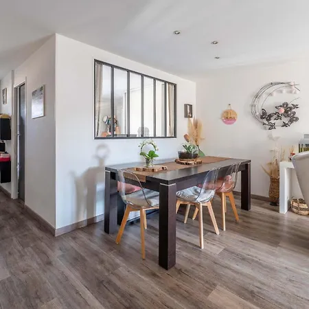2 Bedroom Awesome In Dom wakacyjny *