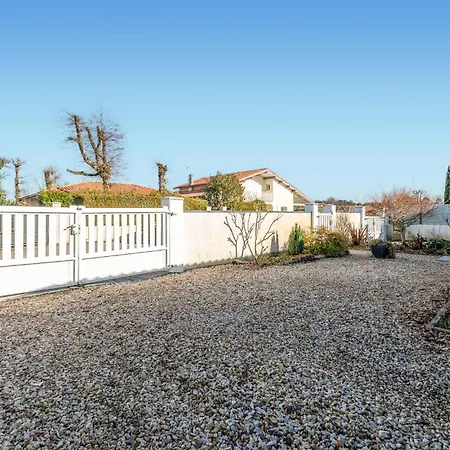 Vakantiehuis 2 Bedroom Awesome In Mérignac