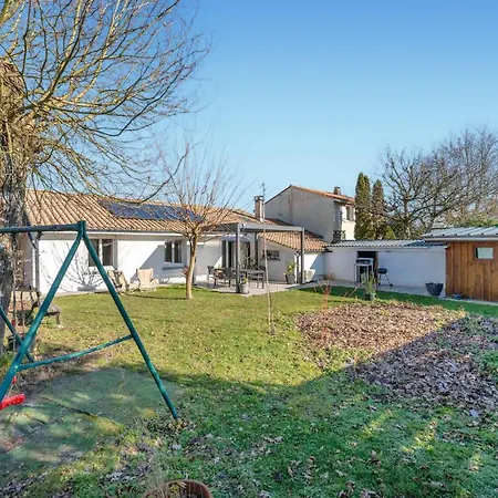 2 Bedroom Awesome In Mérignac